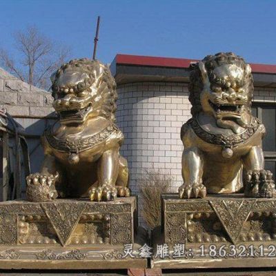 狮子踩球城市动物铜雕