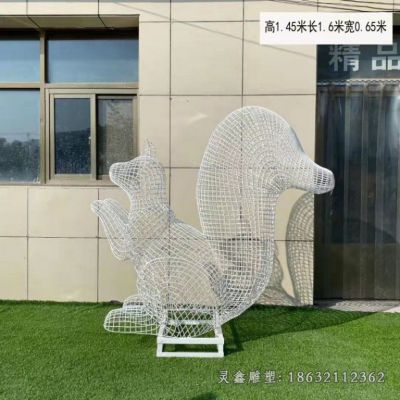 户外不锈钢镂空松鼠雕塑