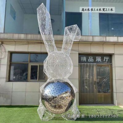 街头不锈钢镂空兔子雕塑