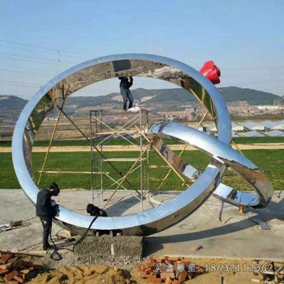 街头不锈钢戒指雕塑 