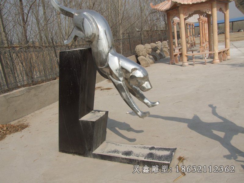 不锈钢镜面豹子雕塑