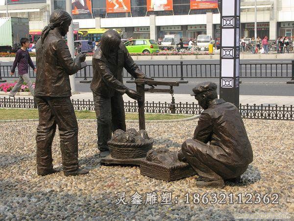 街头广场称东西人物铜雕