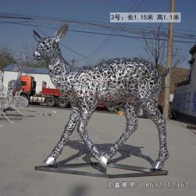 街边不锈钢镂空鹿动物雕塑