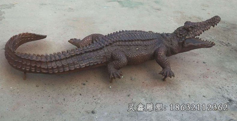 街边鳄鱼动物铜雕